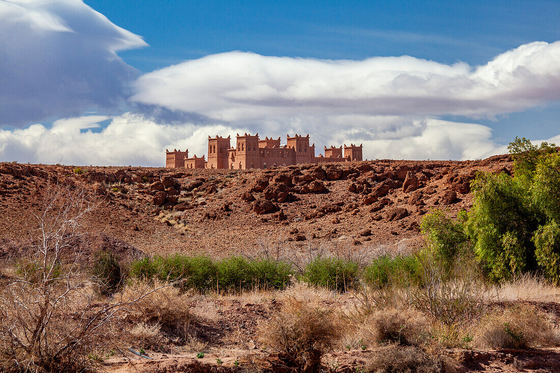 Alte Lehmburg in der Wüste, Atlasgebirge, Marokko, Nordafrika
