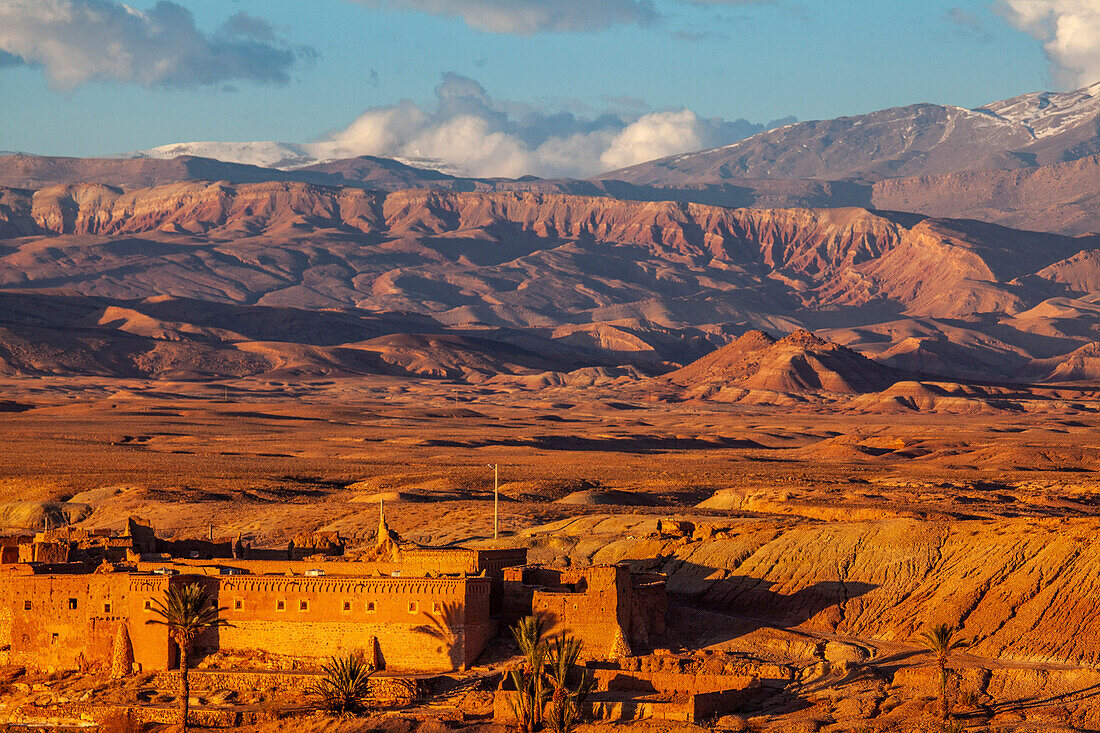 Lehmhäuser vor dem Atlasgebirge im Sonnenuntergang,  Marokko, Nordafrika