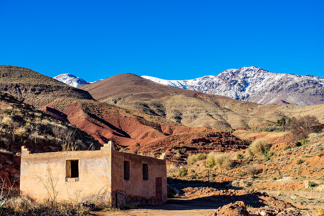 leeres Lehmhaus vor Altlasgebirge, Marokko, Nordafrika
