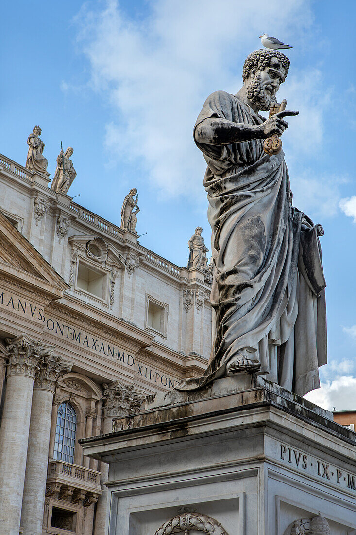  Statue in front of St. Peter&#39;s Basilica, St. Peter&#39;s Square, Vatican City, Rome, Lazio, Italy 