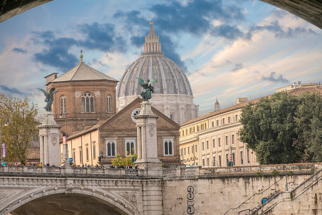 Blick unter der Engelsbücke hervor zum Petersdom, Tiber, Vatikanstadt, Rom, Latium, Italien