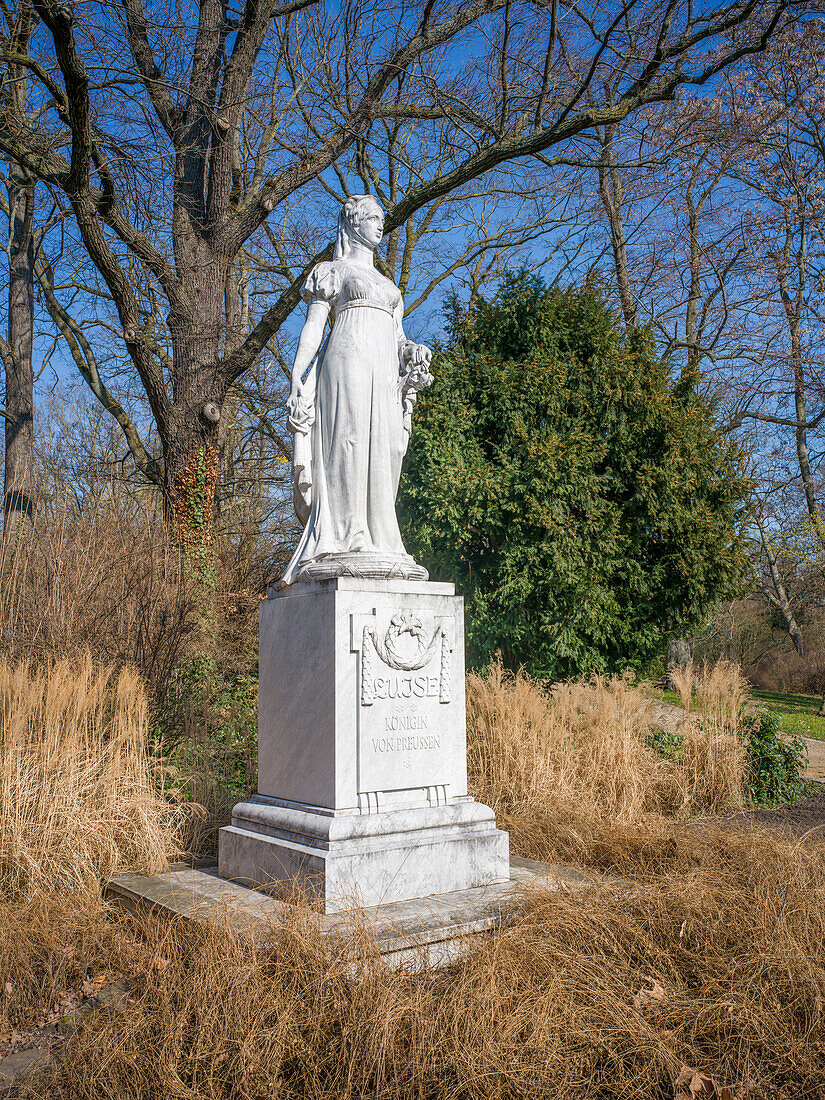 Königin-Luise-Denkmal im Geschwister-Scholl-Park (Luisengarten), Königin Luise von Preußen, Magdeburg, Sachsen-Anhalt, Mitteldeutschland, Deutschland, Europa