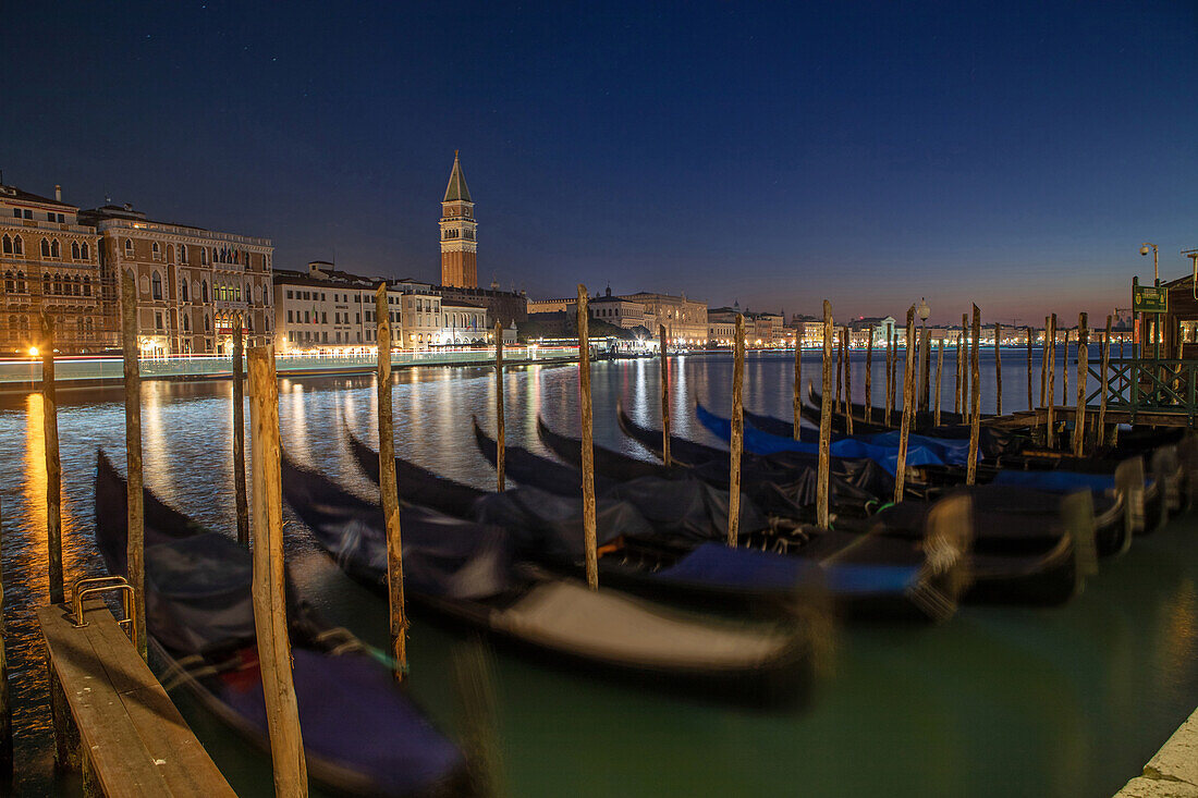  Nighttime view from the Fondamenta Salute towards St. Mark&#39;s Square, long exposure, gondola, Grand Canal, St. Mark&#39;s Tower, Venice, Veneto, Italy 
