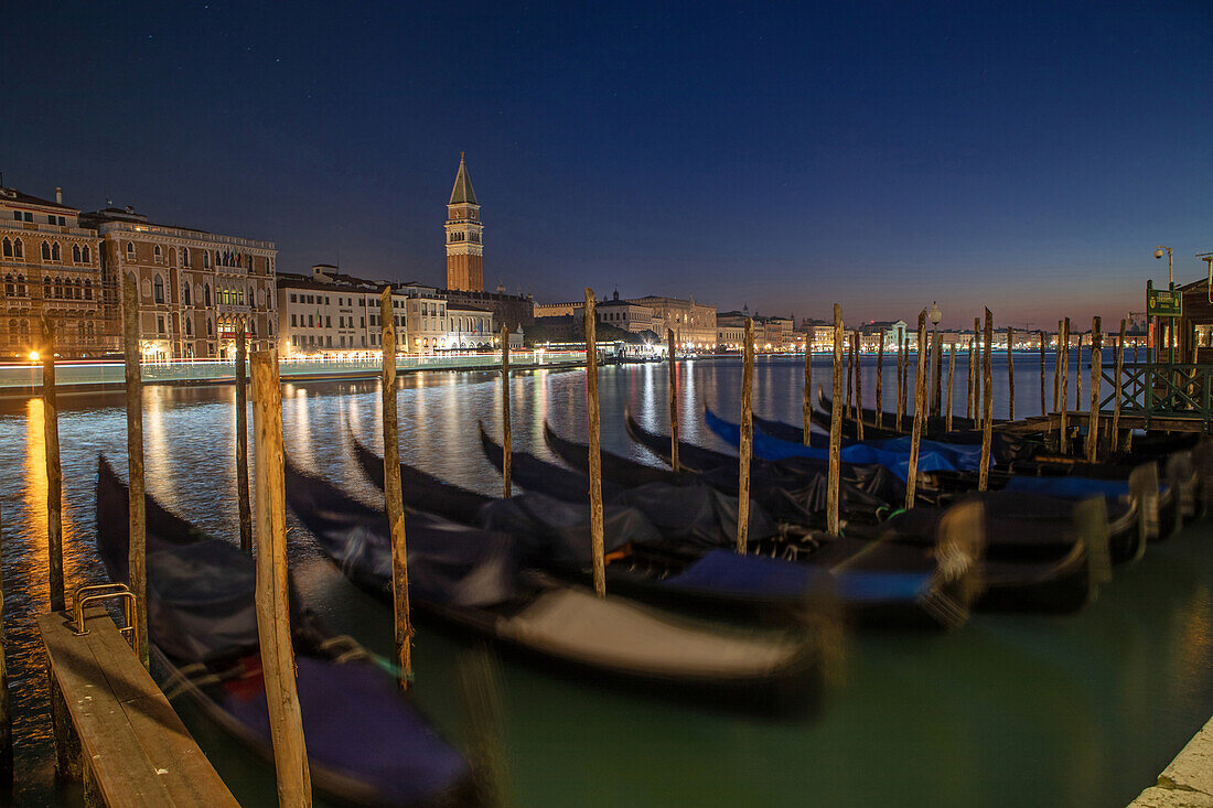 Nächtlicher Blick von der Fondamenta Salute in Richtung Markusplatz, Langzeitbelichtung, Gondel, Canal Grande, Markusturm, Venedig, Venetien, Italien