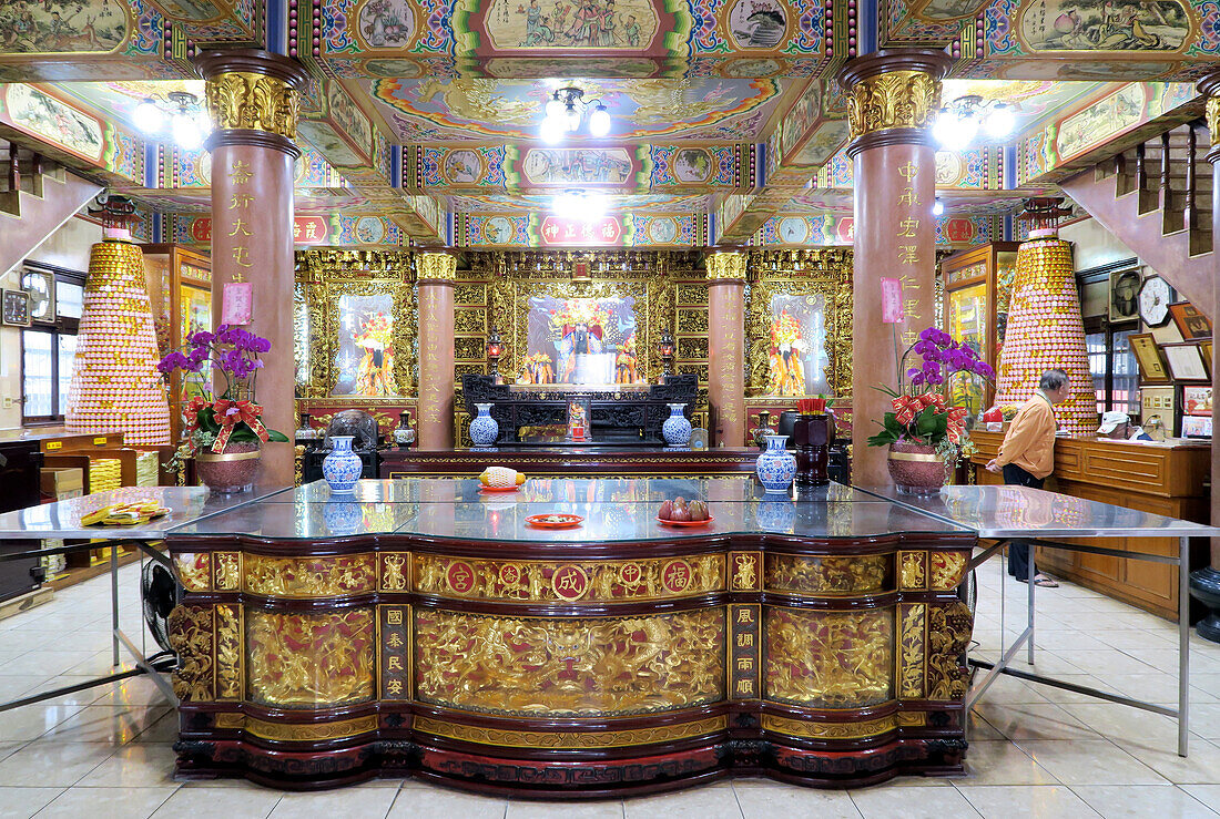  The lavishly decorated interior of a temple: again and again you unexpectedly discover small temples on unadorned main streets that are unexpectedly colorful and magnificently furnished.  