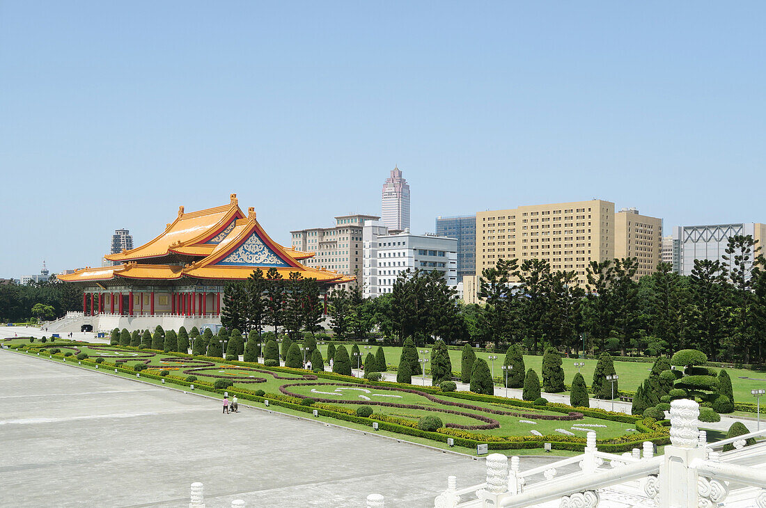 Pagode, Gebäude im dem Park des Chiang-Kai-shek-Memorial in Taipeh, Taiwan, im Hintergrund Hochhäuser der Innenstadt, Asien