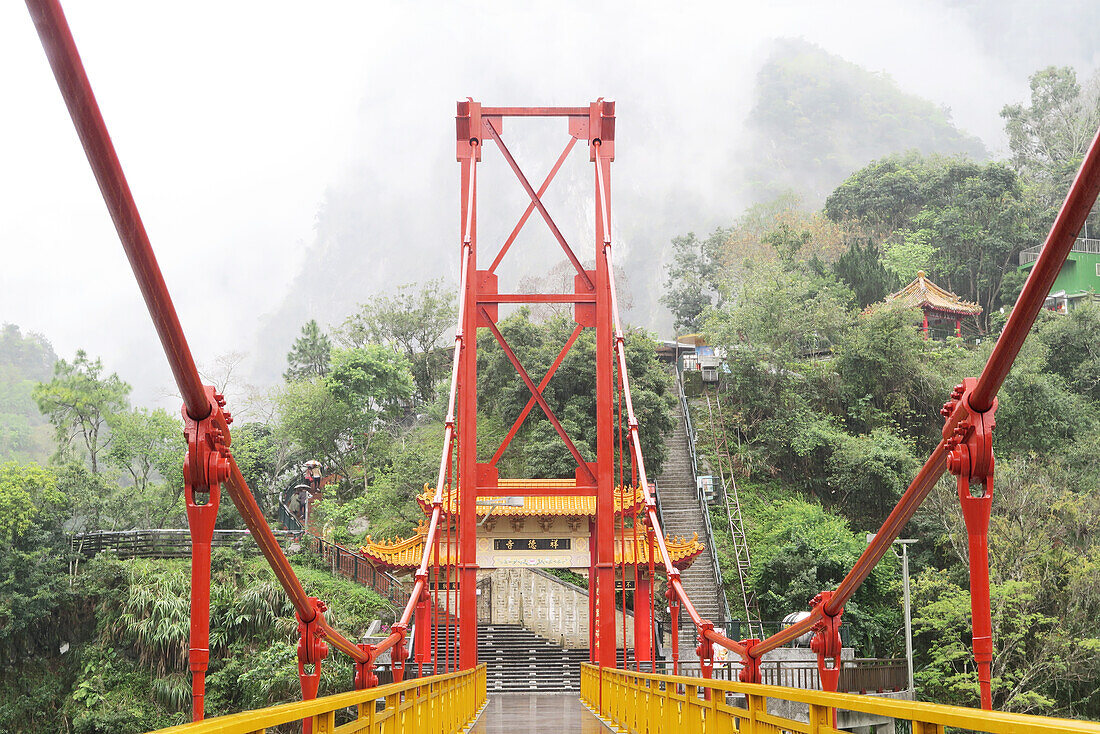 Cihmu-Brücke und Pavillion an einem nebeligen Tag in der Taroko-Schlucht, Hualin, Taiwan, Asien