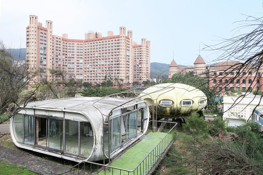  Lost Place enthusiasts will get their money&#39;s worth here: in the UFO Village in Wanli near Taipei/Taiwan, a settlement of Futuro and Venturo houses by the Finnish architect Matti Suuronen is left to decay. Once planned as a holiday resort on the South China Sea, the unusual buildings now stand there like wrecked mini spaceships.  