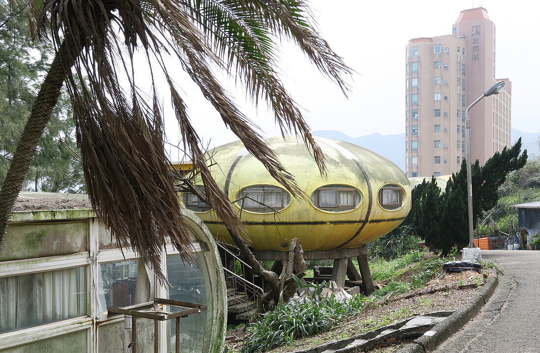  Lost Place enthusiasts will get their money&#39;s worth here: in the UFO Village in Wanli near Taipei/Taiwan, a settlement of Futuro and Venturo houses by the Finnish architect Matti Suuronen is left to decay. Once planned as a holiday resort on the South China Sea, the unusual buildings now stand there like wrecked mini spaceships.  