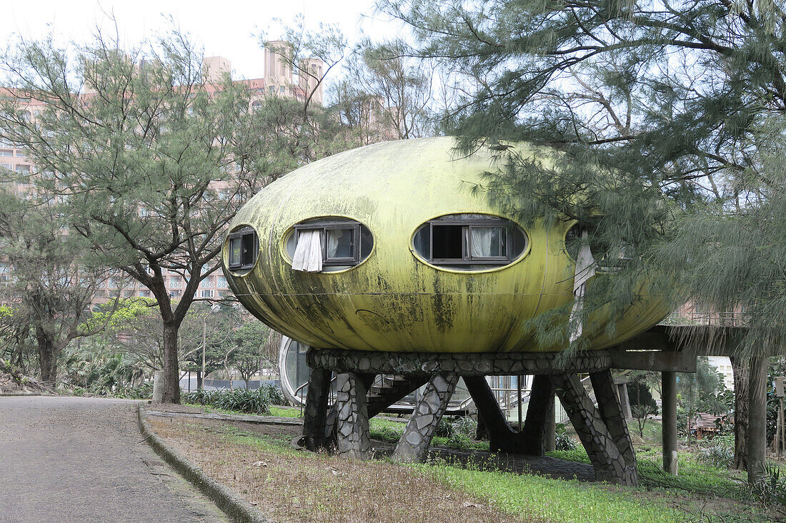  Lost Place enthusiasts will get their money&#39;s worth here: in the UFO Village in Wanli near Taipei/Taiwan, a settlement of Futuro and Venturo houses by the Finnish architect Matti Suuronen is left to decay. Once planned as a holiday resort on the South China Sea, the unusual buildings now stand there like wrecked mini spaceships.  