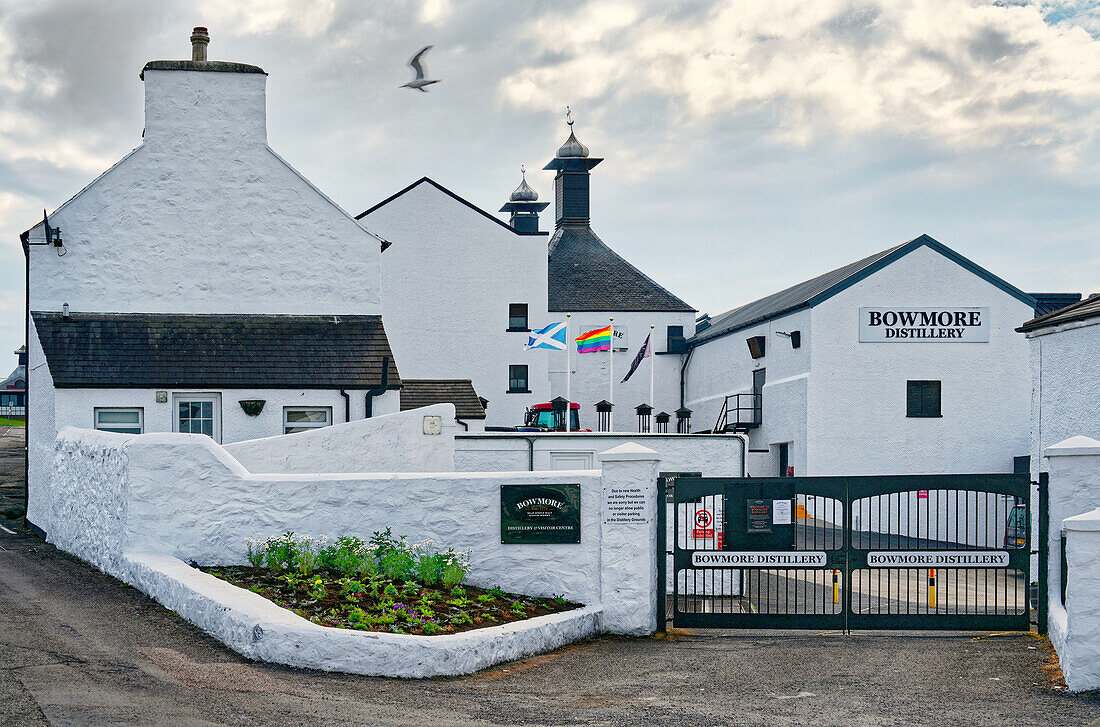 Great Britain, Scotland, Island of Islay, capital Bowmore with Bowmore distillery 