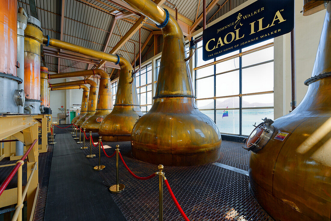 Großbritannien, Schottland, Hebriden Insel Isle of Islay, Port Askaig im Norden, Whisky Destillerie Caol Ila, Brennblasen in der Brennerei