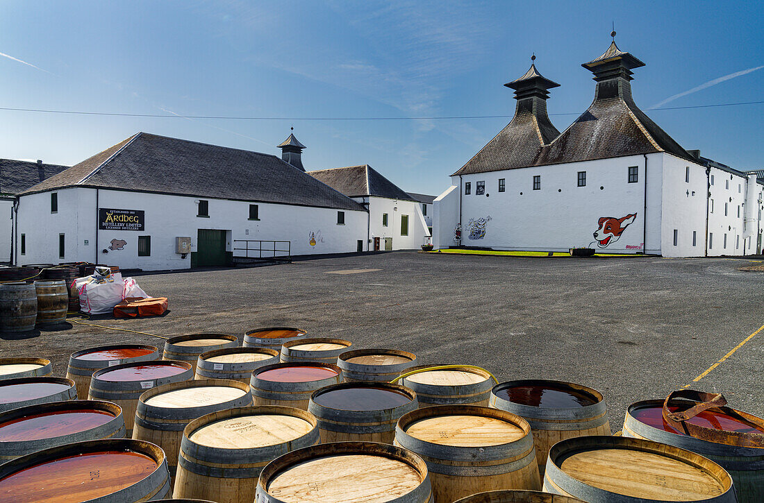 Großbritannien, Schottland, Hebriden Insel Isle of Islay,  bei Port Ellen, Ardbeg Whisky-Destillerie mit Holzfässern im Freien