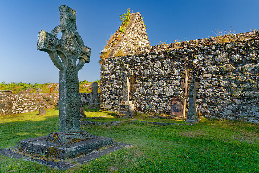Großbritannien, Schottland, Hebriden Insel Isle of Islay, bei  Ardmore, Keltenkreuz Kildalton Cross auf dem Friedhof der der Kildalton Chapel