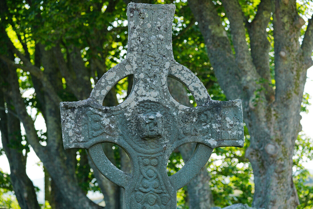 Großbritannien, Schottland, Hebriden Insel Isle of Islay,  bei  Ardmore, Keltenkreuz Kildalton Cross auf dem Friedhof der der Kildalton Chapel