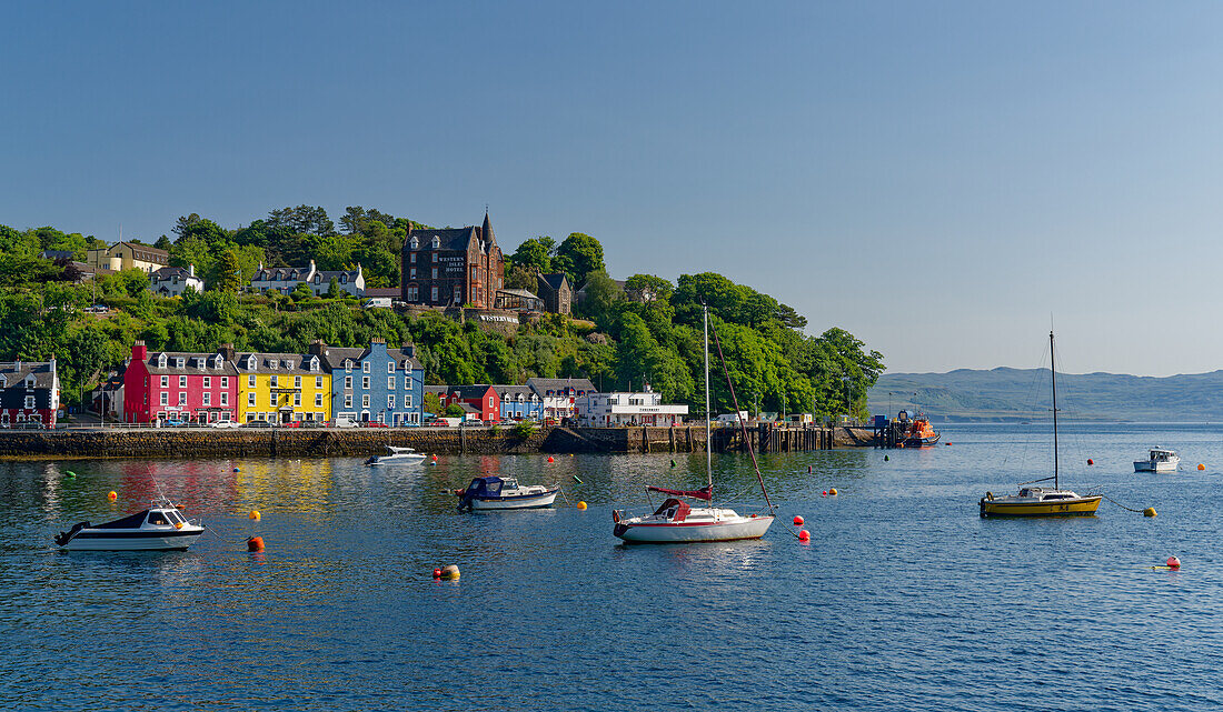 Großbritannien, Schottland, Hebriden Insel Isle of Mull, Hauptstadt Tobermory, bunte Häuserzeile am Ufer