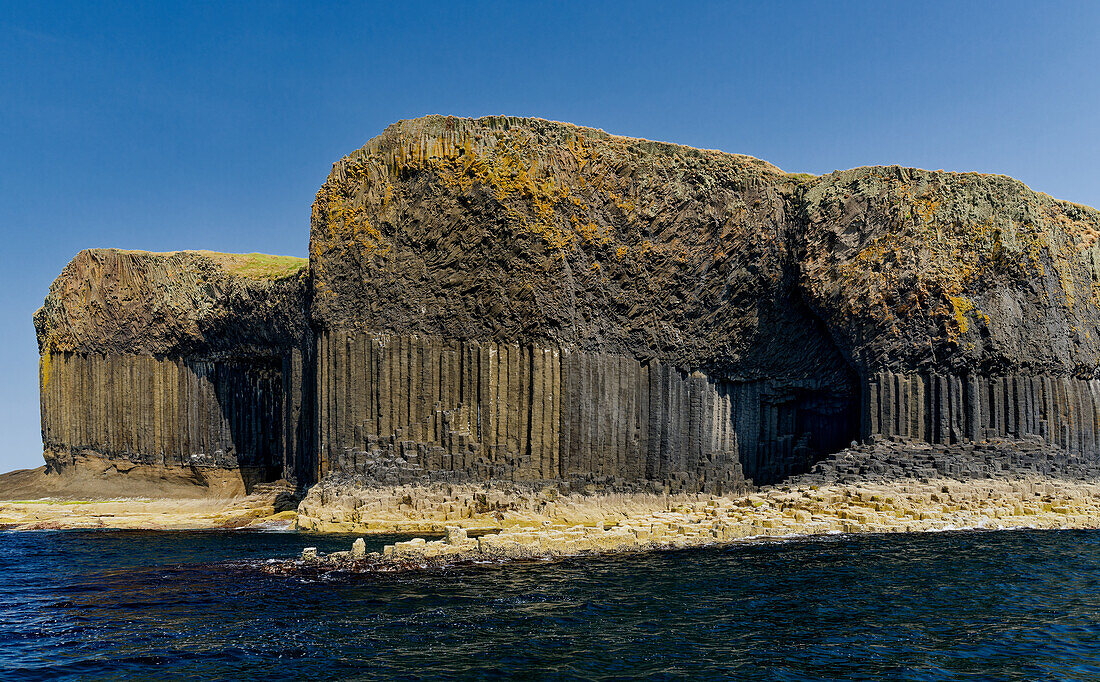 Großbritannien, Schottland, Hebriden Insel Isle of Staffa,  Felsformationen, Basaltstrukturen  beim Eingang der Höhle Fingalls Cave