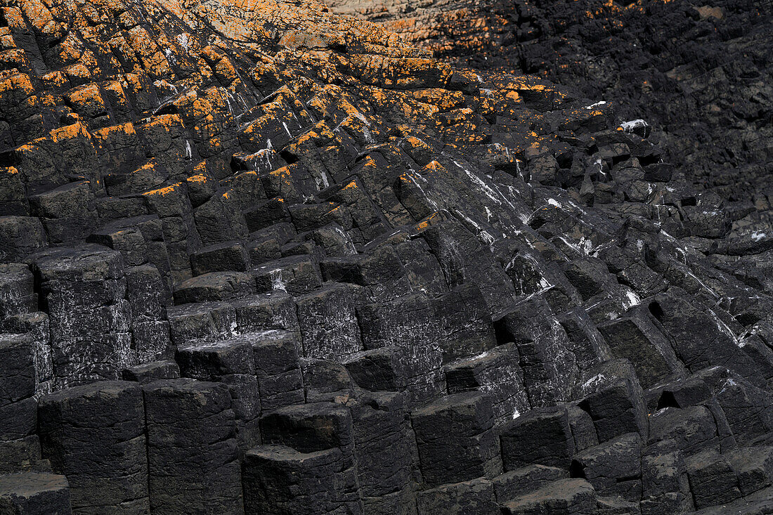 Großbritannien, Schottland, Hebriden Insel Isle of Staffa,  Felsformationen an der Felsenküste, Basaltstrukturen
