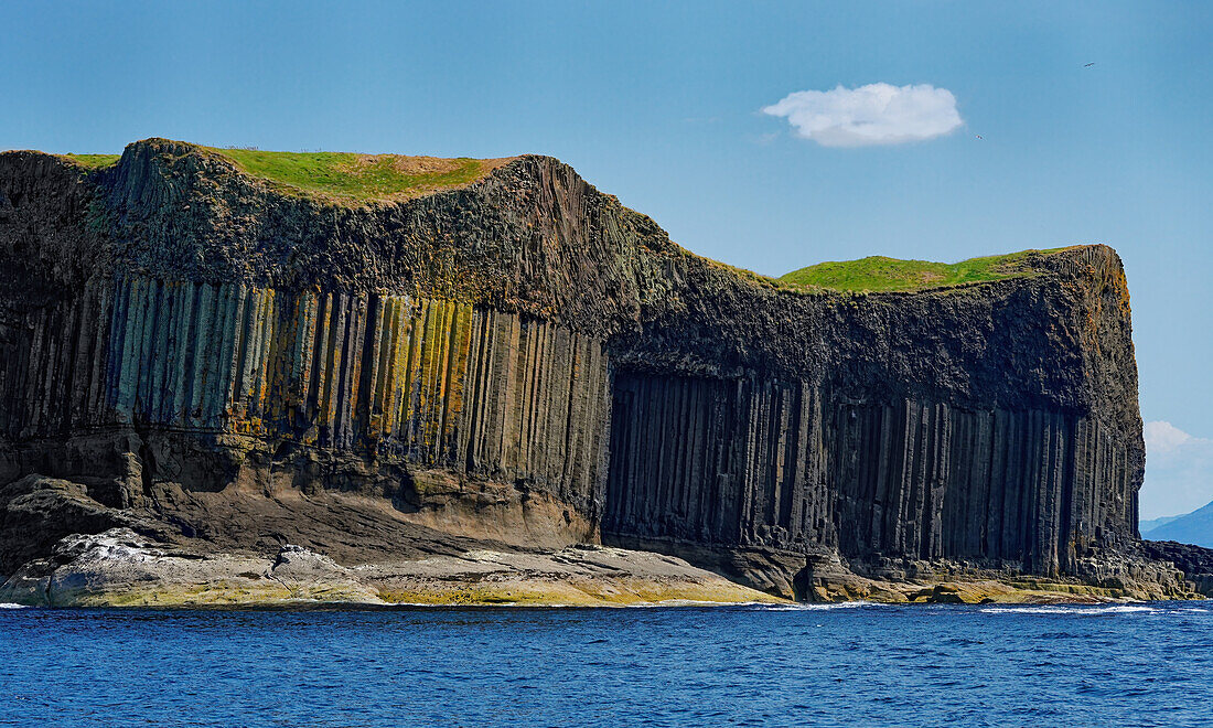 Großbritannien, Schottland, Hebriden Insel Isle of Staffa,  Felsformationen an der Felsenküste, Basaltstrukturen