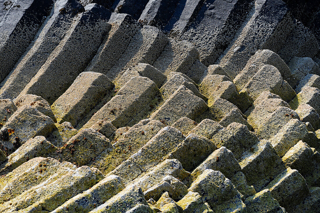 Großbritannien, Schottland, Hebriden Insel Isle of Staffa,  Felsformationen an der Felsenküste, Basaltstrukturen, Details