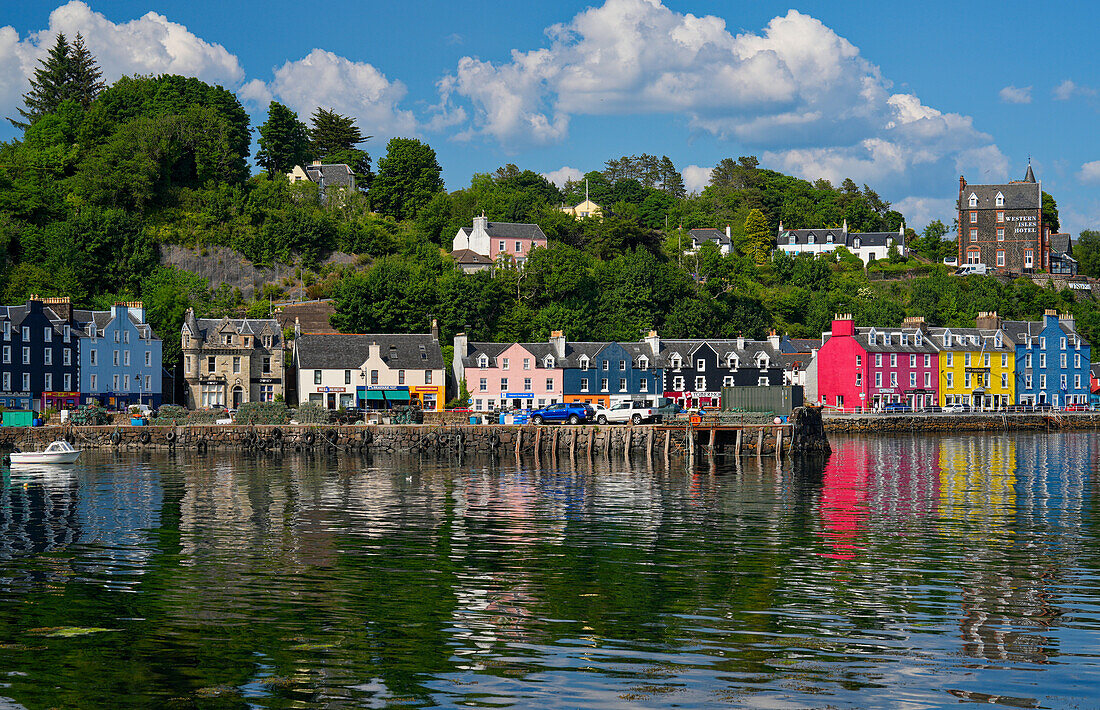 Großbritannien, Schottland, Hebriden Insel Isle of Mull,  Hauptstadt Tobermory, Blick auf bunte Häuserzeile am Ufer