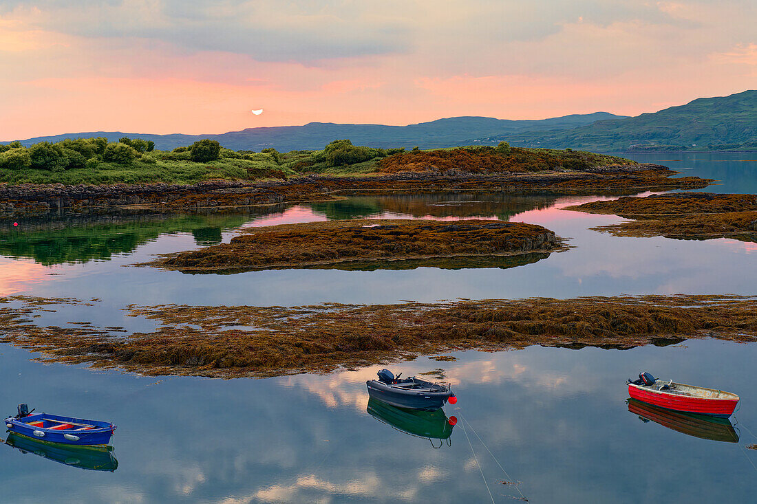 Großbritannien, Schottland, Hebriden Insel Isle of Mull, Ballygown Bay, Sonnenuntergang am Ferryterminal auf die Insel Ulva