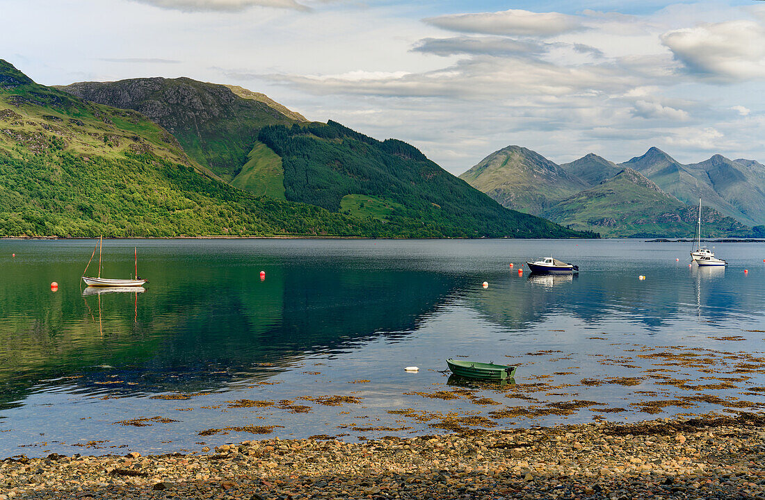 Großbritannien, Schottland, West Highlands, Berge und Boote am See Loch Duich