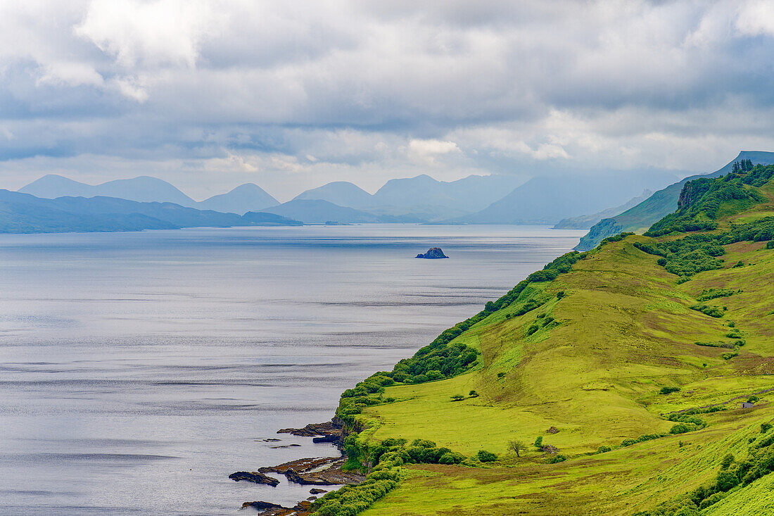  Great Britain, Scotland, Isle of Skye, Trotternish Peninsula, looking south east 