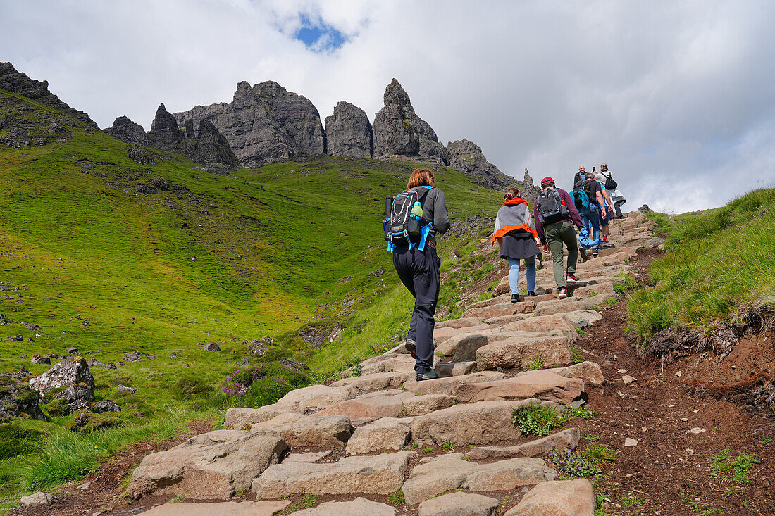 Großbritannien, Schottland, Inneren Hebriden, Insel Skye, Halbinsel Trotternish, Wanderer beim Aufstieg zum Old Man of Storr