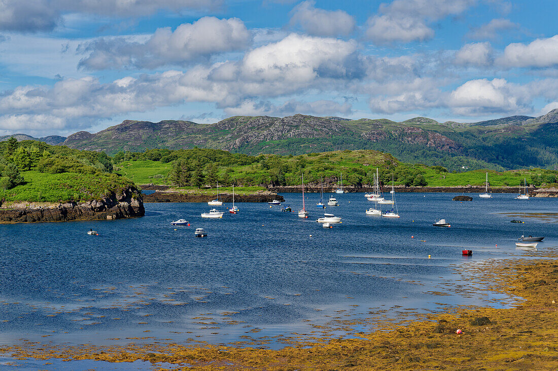 Großbritannien, Schottland, West Highlands, Bucht Upper Loch Torridon mit Segelbooten