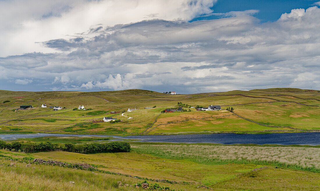 Großbritannien, Schottland, West Highlands, Häuser in den Hügeln auf der Halbinsel Stoer