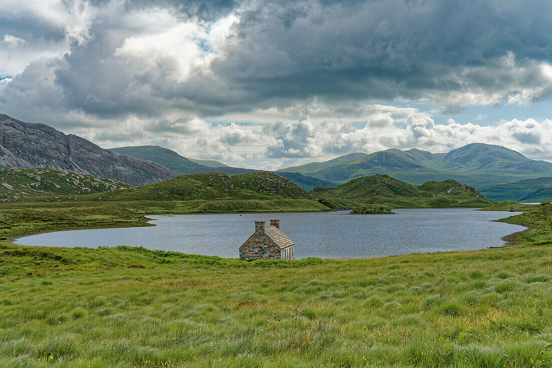 Großbritannien, Schottland, Nord West Highlands, einsames Haus am See Loch Stack