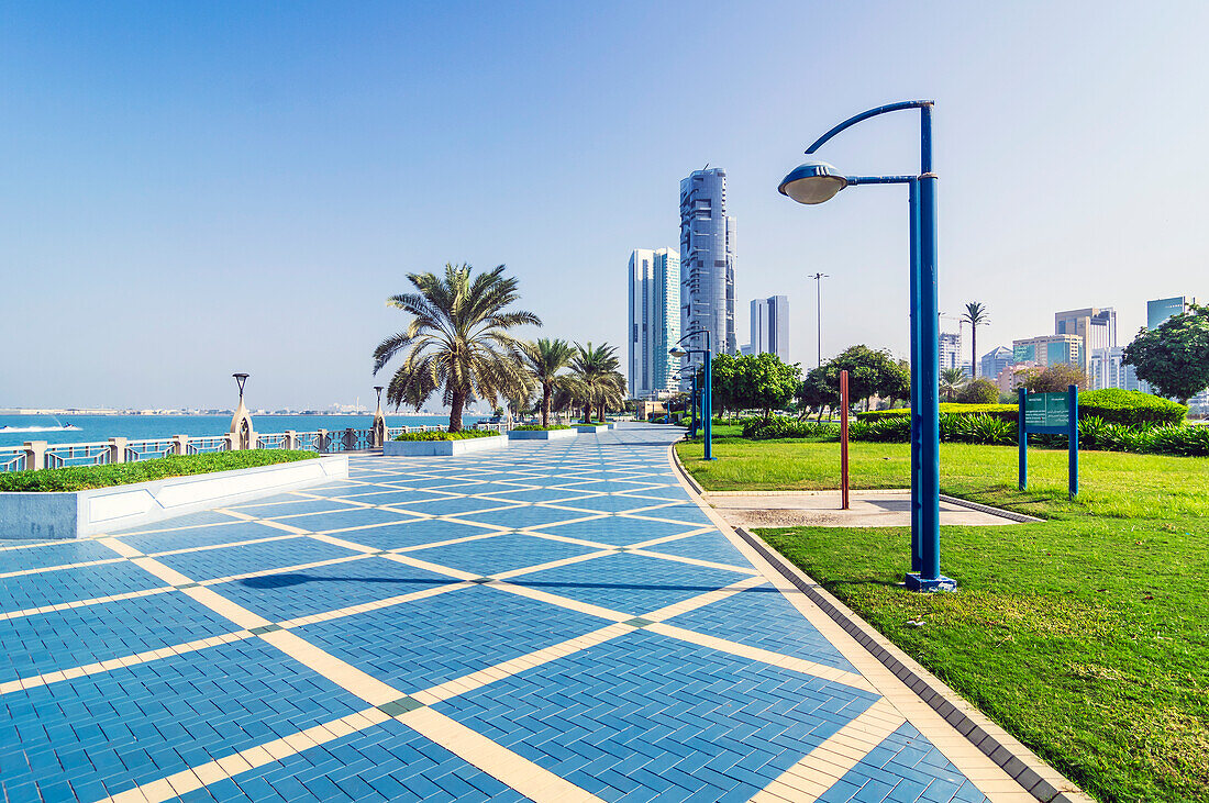 Uferpromenade mit moderner Skyline, Abu Dhabi, Vereinigte Arabische Emirate, Arabische Halbinsel, Persischer Golf