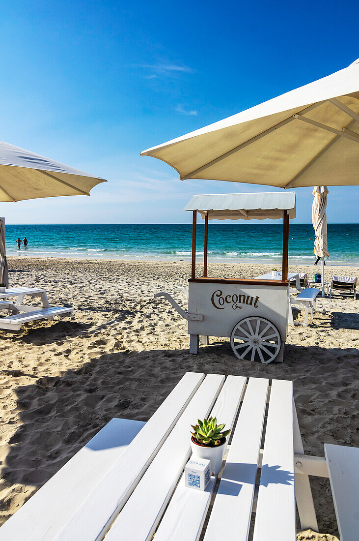 Strandcafe am Strand des Saadiyat Beach Club Hotels, Abu Dhabi, Vereinigte Arabische Emirate, Arabische Halbinsel, Persischer Golf