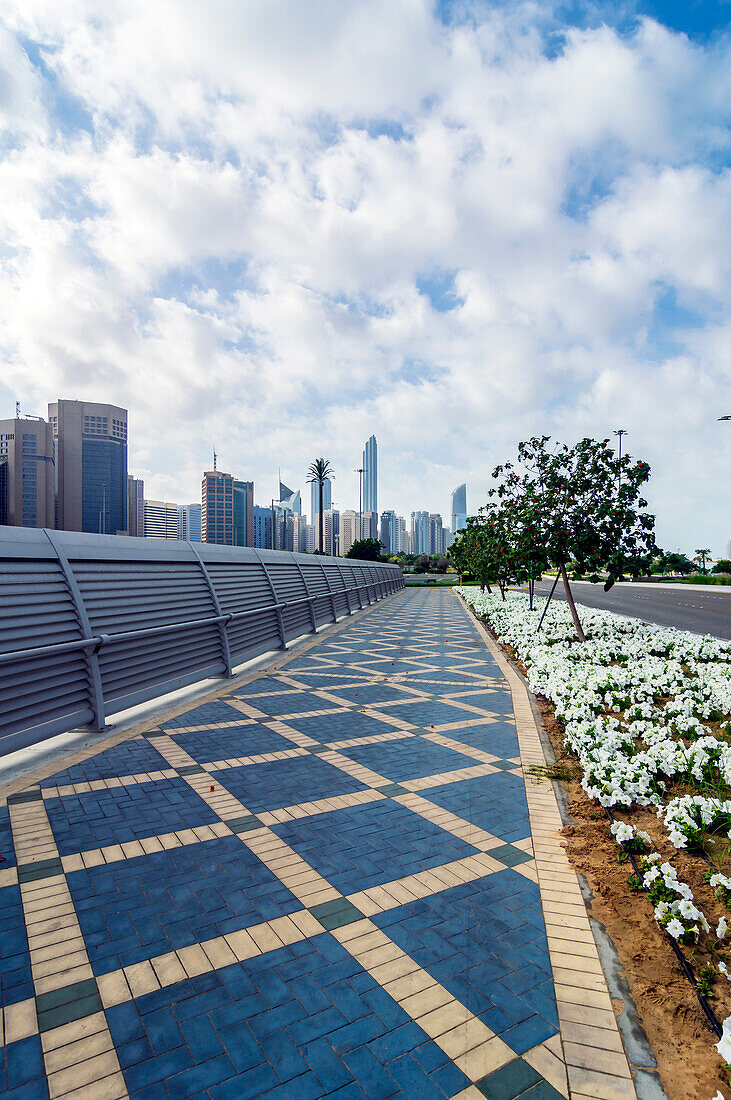 Uferpromenade mit moderner Skyline, Abu Dhabi, Vereinigte Arabische Emirate, Arabische Halbinsel, Persischer Golf