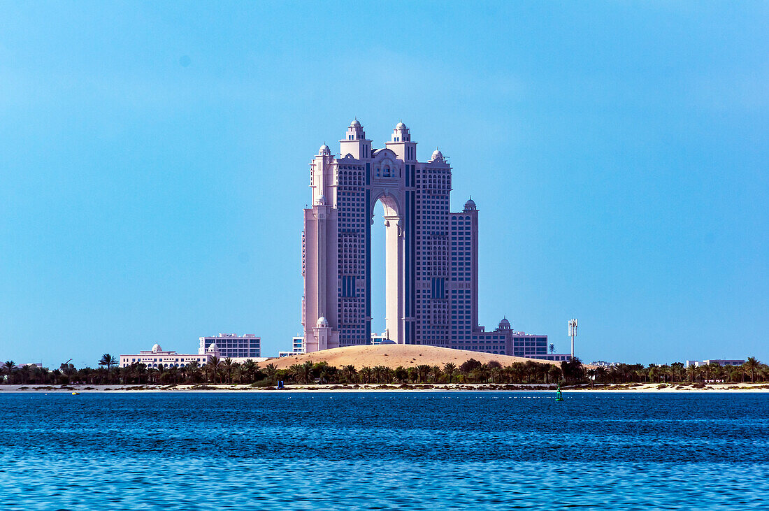 Blick auf Torbogen des Rixos Marina Hotels von Abu Dhabi, Vereinigte Arabische Emirate, Arabische Halbinsel, Persischer Golf