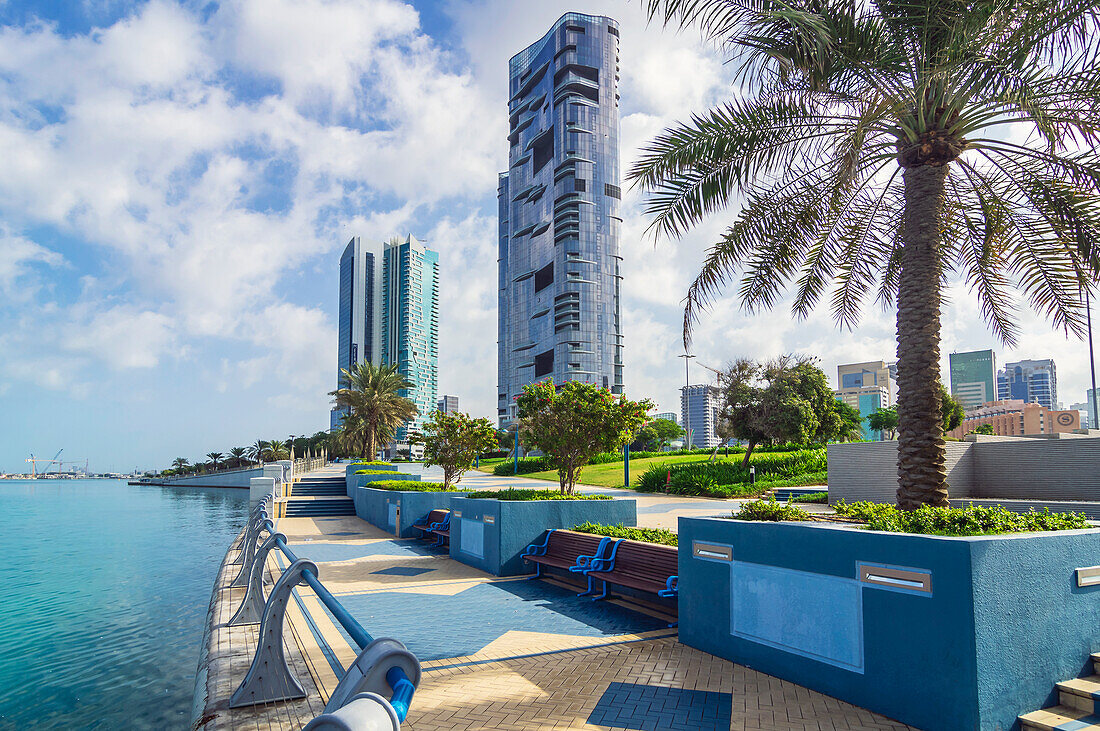 Uferpromenade mit moderner Skyline, Abu Dhabi, Vereinigte Arabische Emirate, Arabische Halbinsel, Persischer Golf