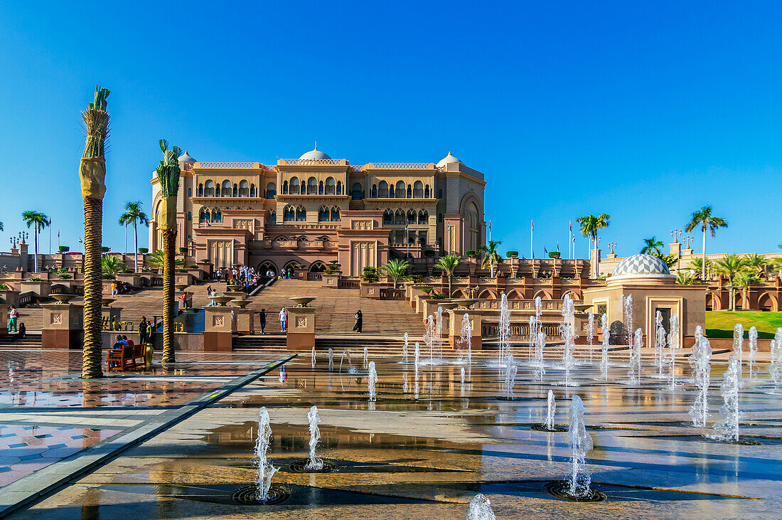 Wasserspiele vor Emirates Palace Hotel, in Abu Dhabi, Vereinigte Arabische Emirate, Arabische Halbinsel, Persischer Golf