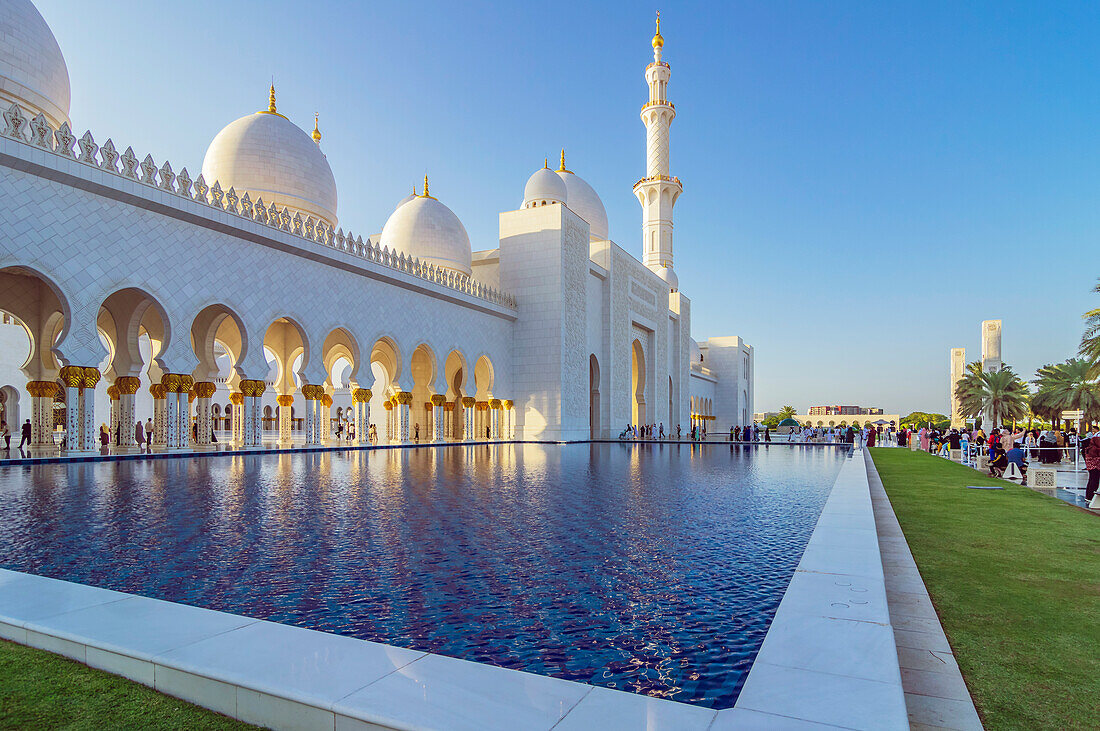 Wasserbecken in der Scheich-Zayid-Moschee, Abu Dhabi,  Vereinigte Arabische Emirate, Arabische Halbinsel, Persischer Golf