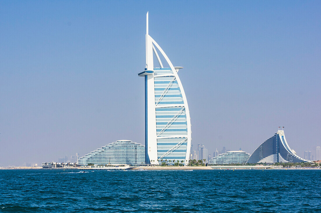 Blick vom Meer auf das Luxushotel Burj Al Arab und Skyline, Dubai, Vereinigte Arabische Emirate, Arabische Halbinsel, Naher Osten