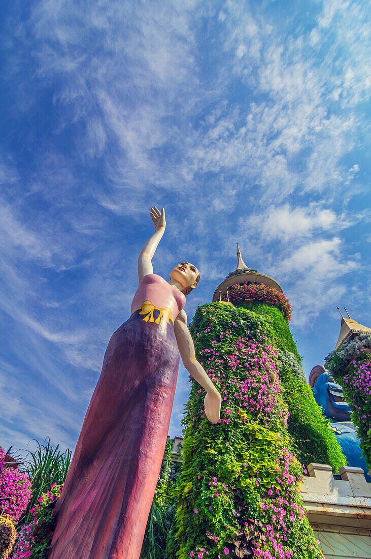 Skulptur und mit Blumen bewachsene Türmchen, Der Blumenpark 'Miracle Garden', Dubai, Vereinigte Arabische Emirate, Arabische Halbinsel, Naher Osten