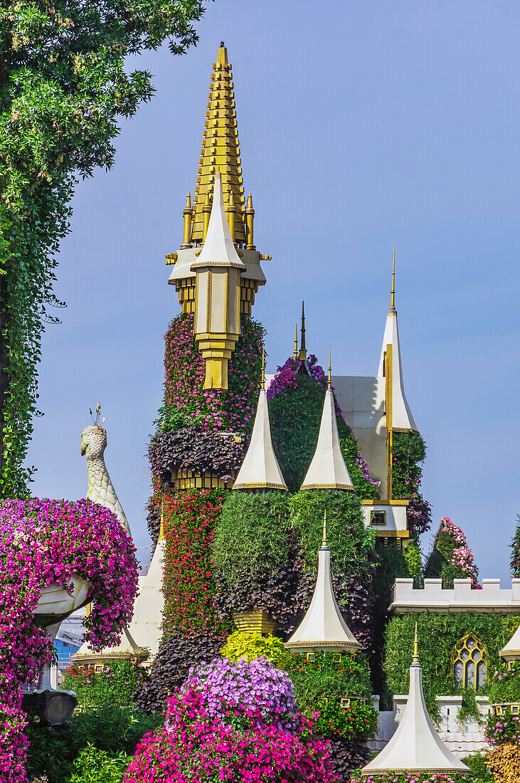 Märchenschloss aus Blumen, Der Blumenpark 'Miracle Garden', Dubai, Vereinigte Arabische Emirate, Arabische Halbinsel, Naher Osten