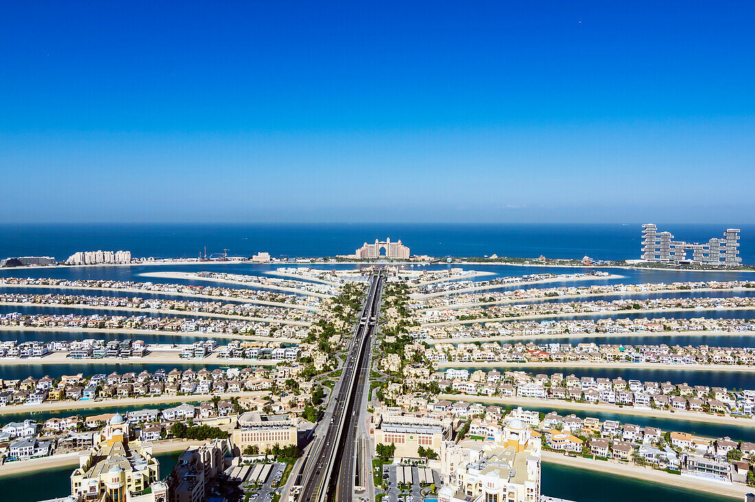 Ausblick vom welthöchsten Pool, Aura Skypool im 50. Stock auf die vorgelagerten Halbinseln, Dubai, Vereinigte Arabische Emirate, Arabische Halbinsel, Naher Osten