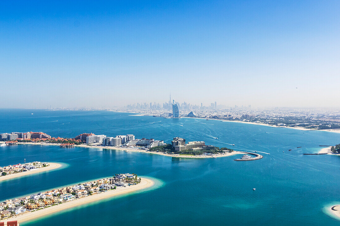 Ausblick vom welthöchsten Pool, Aura Skypool im 50. Stock auf die Skyline und Inseln, Dubai, Vereinigte Arabische Emirate, Arabische Halbinsel, Naher Osten