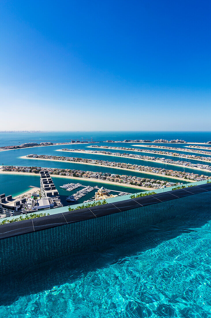 Ausblick vom welthöchsten Pool, Aura Skypool im 50. Stock auf den Hafen und das Meer, Dubai, Vereinigte Arabische Emirate, Arabische Halbinsel, Naher Osten