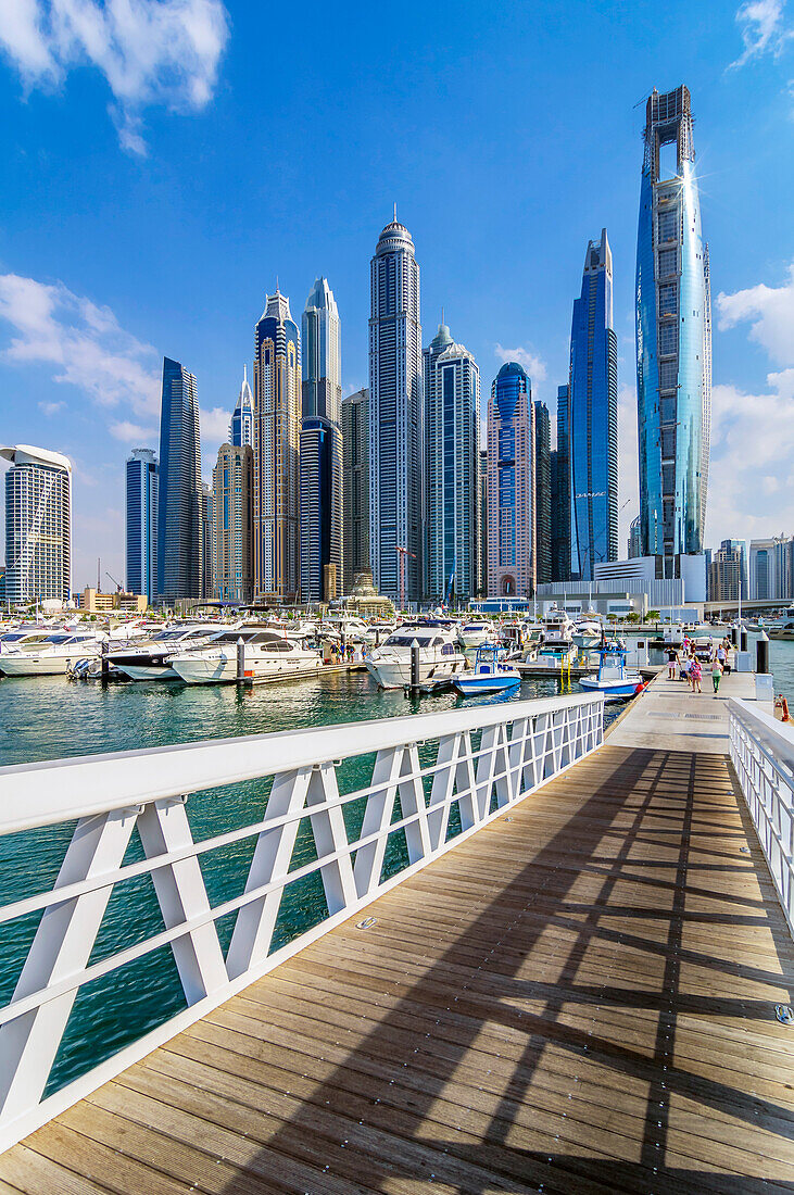 Blick auf die Yachten und Hochhäuser von Dubai Marina, Dubai, Vereinigte Arabische Emirate, Arabische Halbinsel, Naher Osten