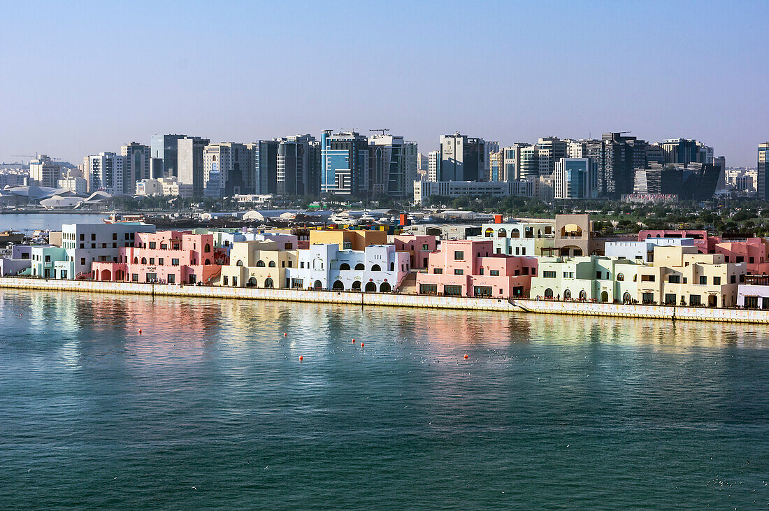 Blick auf die bunten Häuser im Myna Distrikt des alten Hafen und moderne Skyline am Morgen, Hauptstadt Doha, Emirat Katar, Persischer Golf