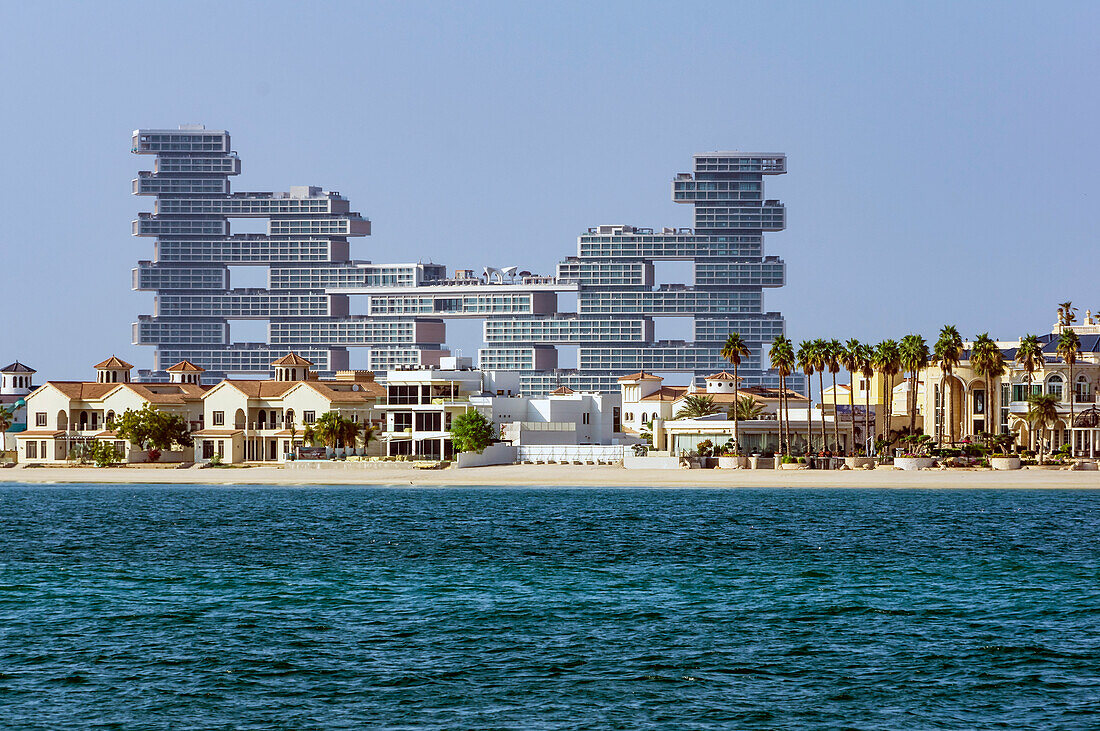 Blick vom Wasser auf die Häuser von Dubai Marina mit Hochhäuser, Dubai, Vereinigte Arabische Emirate, Arabische Halbinsel, Naher Osten