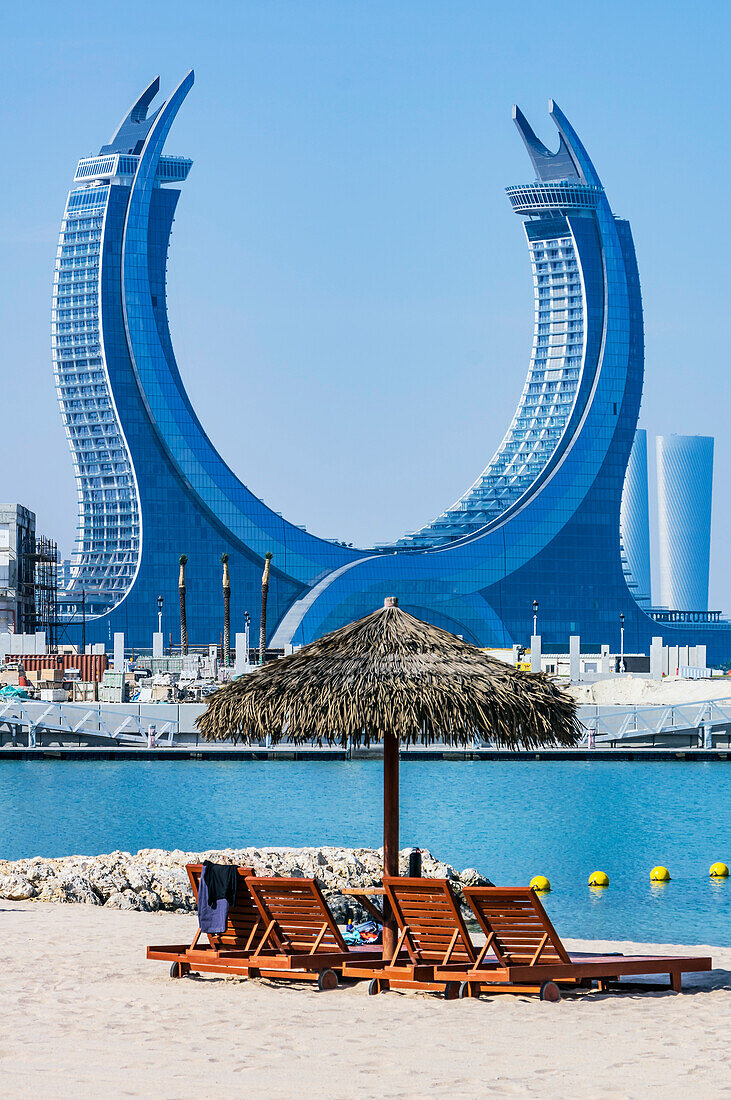 Strand auf der künstlichen Insel 'The Pearl' und Blick auf die Katara Towers, Hotel Raffles, Marina District, Stadt Lusail City, Nähe Doha, Emirat Katar, Persischer Golf