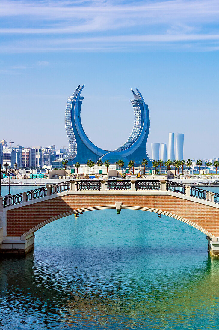 Brücke 'Klein Venedig', künstliche Insel 'The Pearl' und Blick auf die Katara Towers, Hotel Raffles, Marina District, Stadt Lusail City, Nähe Doha, Emirat Katar, Persischer Golf